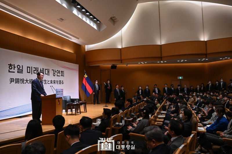 尹大統領が、慶応大学で講演を行っている。韓国留学生や日本の大学生を対象に開催された講演会で尹大統領は、「未来世代の皆さんが韓日両国の未来」とし、「積極的にコミュニケーションをとってほしい」と述べた＝１７日、日本・東京