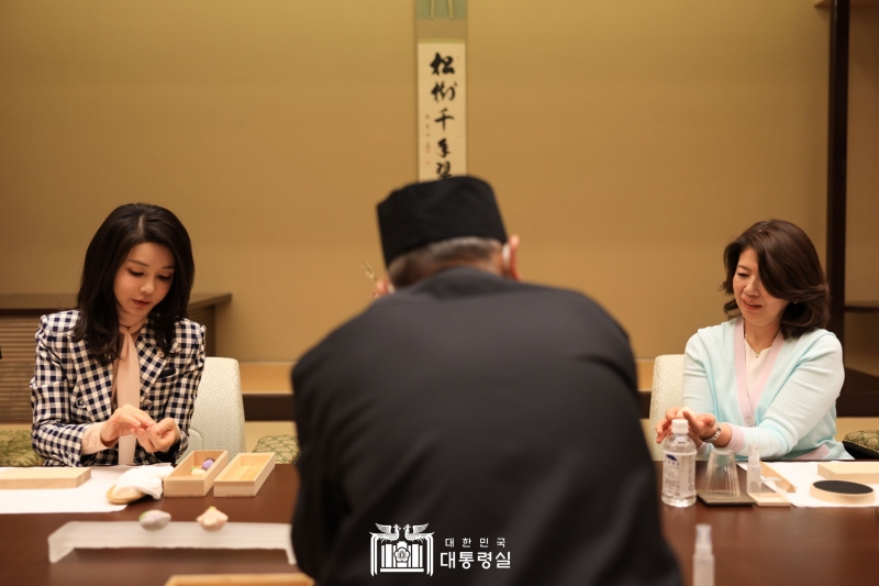金建希夫人が岸田首相の裕子夫人と一緒に和菓子を作っている。金夫人は裕子夫人に韓国の伝統菓子をプレゼントし、「両国の国民がさらに近く交流できることを期待する」と述べた。金夫人は裕子夫人を韓国に招待した＝１６日、日本・東京