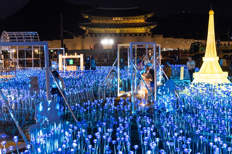 ソウルの光化門広場でＬＥＤで作られたバラを楽しむ市民たち＝３０日、ソウル、聯合ニュース