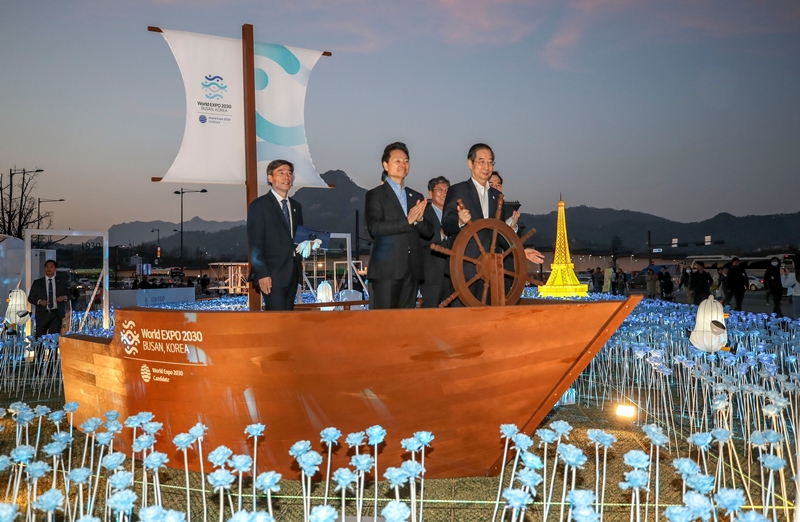 ソウルの光化門広場で開かれた２０３０年国際博覧会の釜山誘致祈願イベントの点灯式に出席し、パフォーマンスを披露する韓悳洙国務総理と関係者たち＝３０日、ソウル、国務調整室・国務総理秘書室フェイスブック