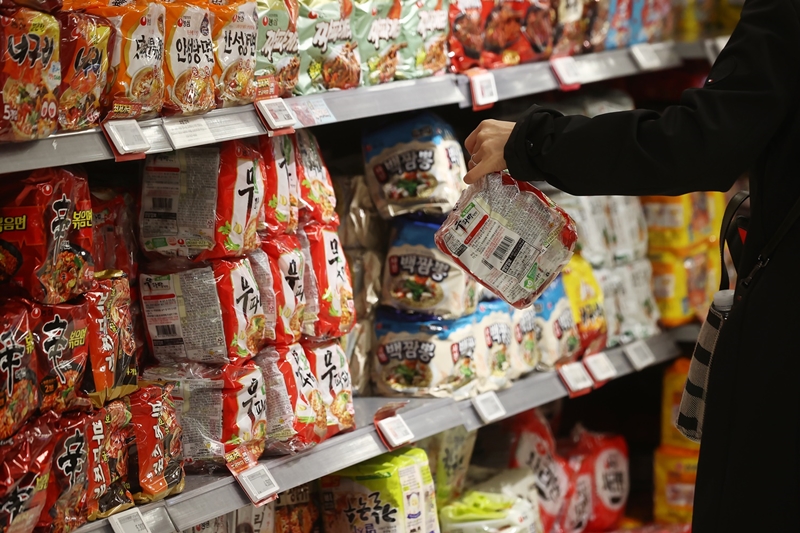 ソウル市内のスーパーマーケットで販売されるインスタントラーメン＝聯合ニュース
