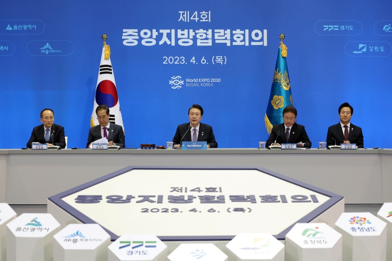 中央地方協力会議を主宰する尹大統領＝６日、釜山、大韓民国大統領室提供