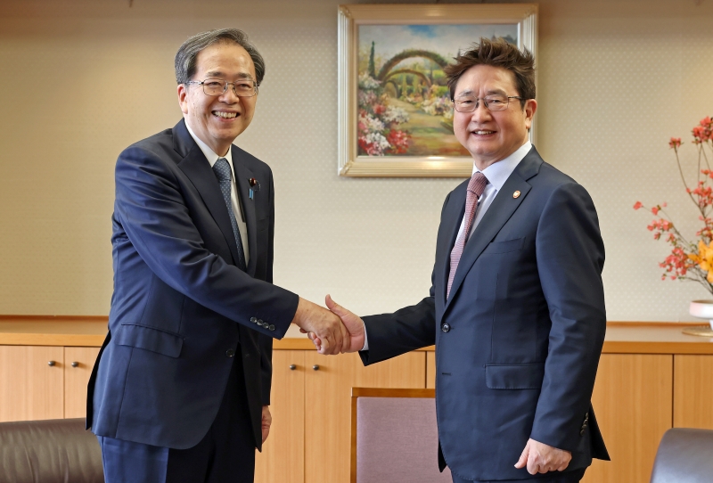 握手する文化体育観光部の朴普均長官と日本国土交通相の斉藤氏＝１４日、日本・東京
