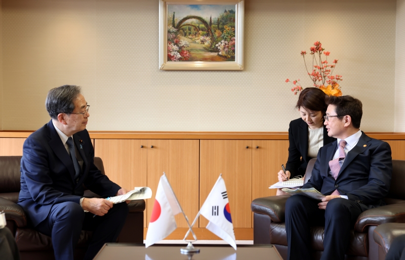面談する文化体育観光部の朴普均長官と日本国土交通相の斉藤氏＝１４日、日本・東京