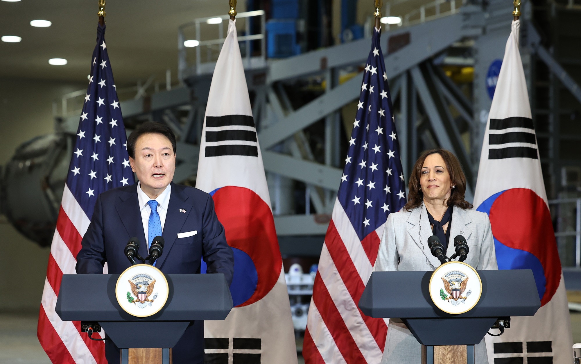 ＮＡＳＡゴダード宇宙飛行センターで演説する尹大統領（左）とハリス副大統領＝２５日（現地時間）、米国、聯合ニュース
