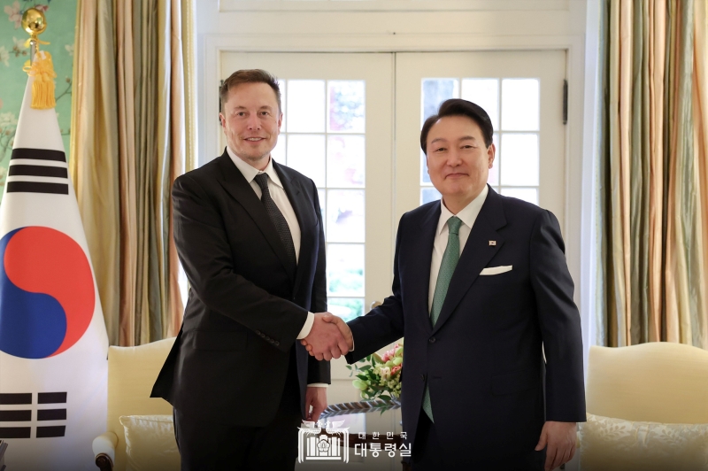 イーロン・マスク氏と握手する尹大統領＝２６日（現地時間）、米ワシントン