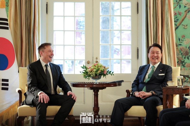 イーロン・マスク氏と会談する尹大統領＝２６日（現地時間）、米ワシントン