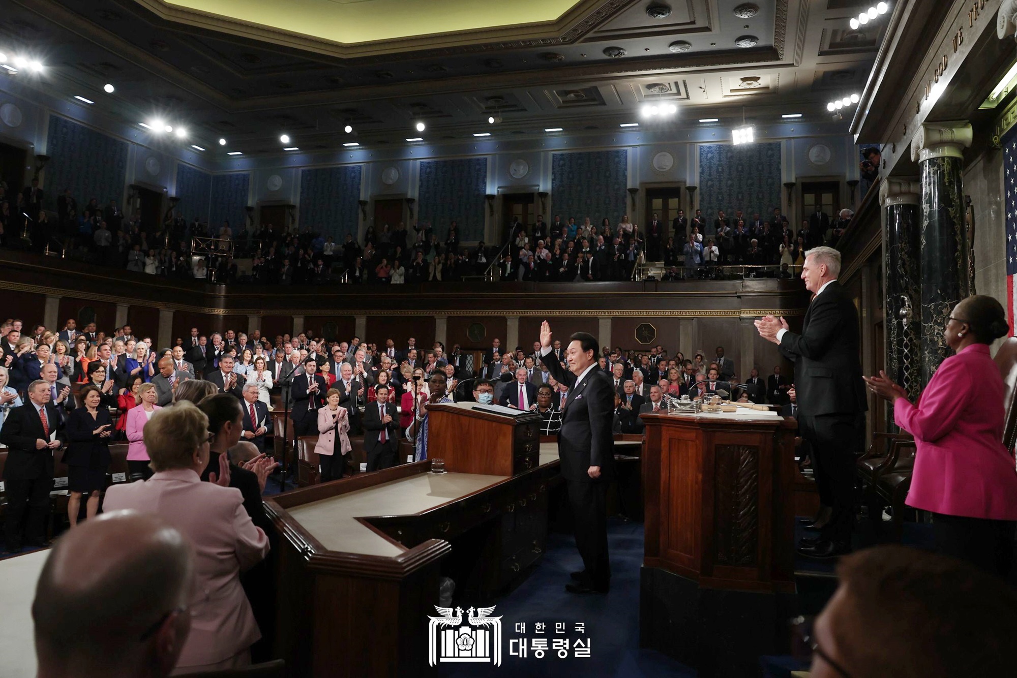 米上下両院合同演説のため尹大統領が登場すると、立ち上がって拍手する出席者たち＝２７日（現地時間）、米ワシントン