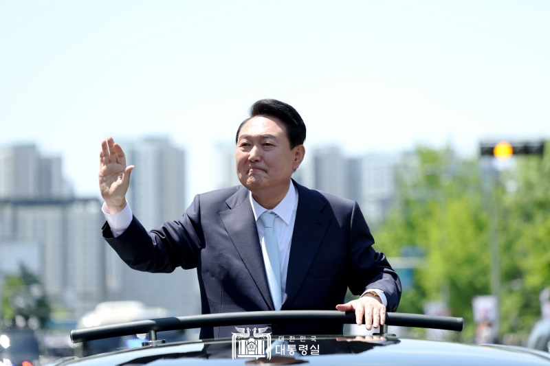 就任式が終わった後、車両で移動しながら市民に挨拶する尹大統領。「もう一度、大韓民国！新たな国民の国」というスローガンで行われた就任式で尹大統領は、自由、人権、公正、連帯の価値を基盤に国民が真の主人となる国を作ると約束した＝２０２２年５月１０日、ソウル、大韓民国大統領室