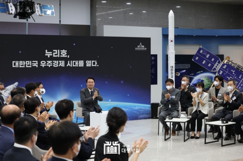 韓国航空宇宙研究院で行われた「宇宙経済ビジョン宣言式」で拍手する尹大統領。尹大統領は韓国型ロケット「ヌリ号」の２次発射成功を祝い、研究チームや関係者らを「ヌリ号の英雄」と称えた。また、移動カフェ「コーヒーカー」を送り関係者らを励ました＝２０２２年７月６日、大田市、大韓民国大統領室