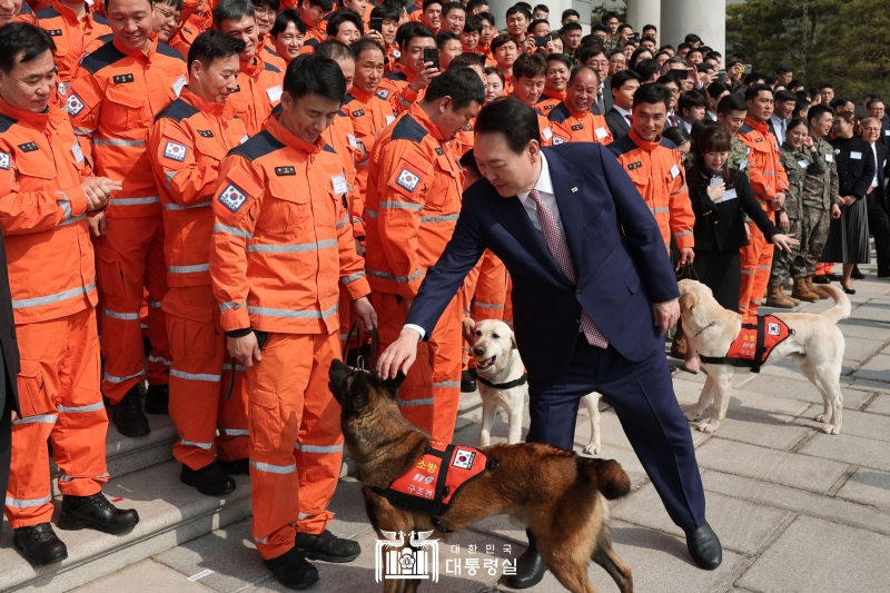 トルコ南部で発生した地震を受け、現地に派遣された韓国の緊急救援隊（ＫＤＲＴ）を励ます食事会を控えて、救助犬をなでる尹大統領。韓国は１１８人を現地に派遣し、約５００万ドルの支援を行うなど、積極的な人道的支援で国際的な危機対応に貢献した＝３月７日、ソウル、大韓民国大統領室