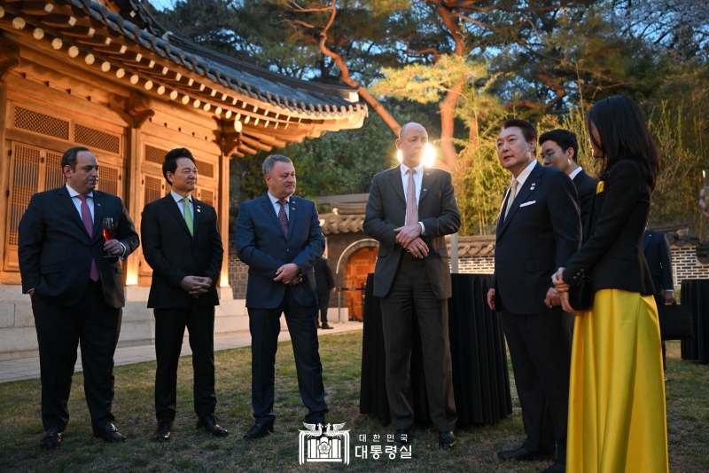 博覧会国際事務局（ＢＩＥ）調査団と話しあう尹大統領夫妻。 尹大統領はこの日、２０３０年の国際博覧会（万博）開催の候補地である釜山を視察するため訪韓したＢＩＥ調査団を青瓦台に招き、夕食会を開いた。歓迎の辞で「釜山万博は、韓国が持っている様々な経験や強みを共有し、いま直面している課題の解決策を模索し、革新をもたらす契機になるだろう」と強調した＝４月３日、ソウル、大韓民国大統領室