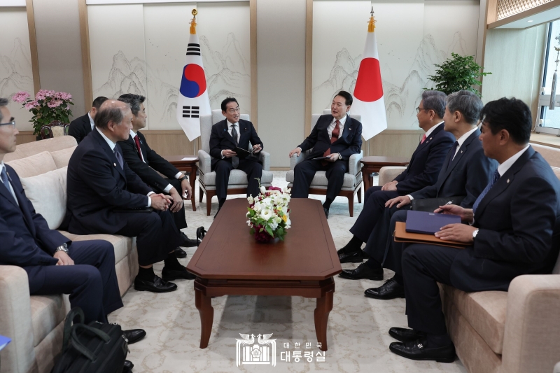 日本の岸田文雄総理と会談している尹大統領。岸田総理の韓国訪問は就任後初めてで、日本の総理としては、２０１８年の当時の安倍総理以来５年３カ月ぶり。岸田総理の訪韓をきっかけに、両首脳は２０１１年以来中止となっていたシャトル外交を再開することで合意した＝７日、ソウル、大韓民国大統領室