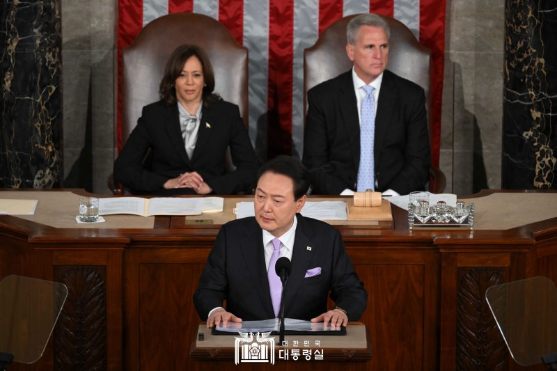 米上下両院合同会議で演説する尹大統領。韓国大統領が米議会で演説するのは、２０１３年当時の朴槿恵（パククネ）大統領以来、１０年ぶりのこと。尹大統領は７０年前、韓国の自由のために結ばれた韓米同盟は、今や世界の自由と平和を守るグローバル同盟に発展した」とし、「我々が一緒に作っていく世界は、未来世代に無限のチャンスを与える」と述べた＝４月２７日（現地時間）、米ワシントン、大韓民国大統領室