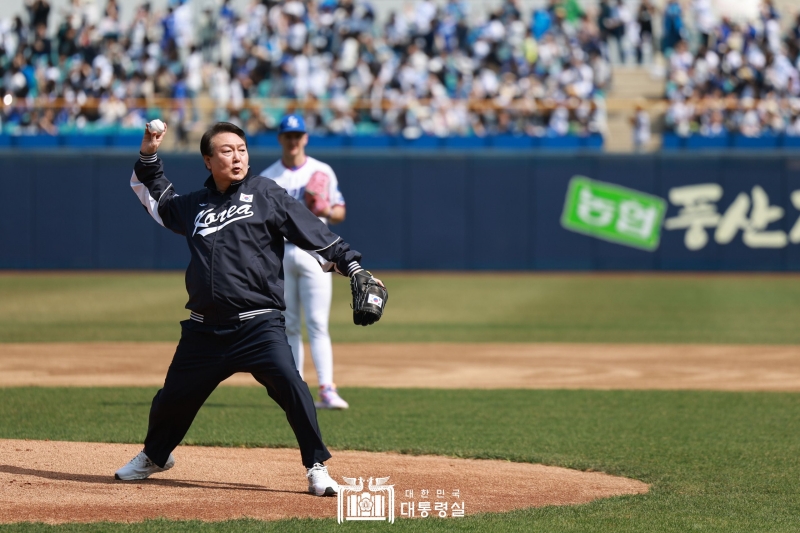 大邱広域市の野球場で行われた韓国プロ野球の開幕戦で、始球式を務める尹大統領。尹大統領は野球のファンとして知られている。始球式で使われたボールは、釜山に設立される予定の野球博物館に展示される予定だ＝４月１日、大邱、大韓民国大統領室