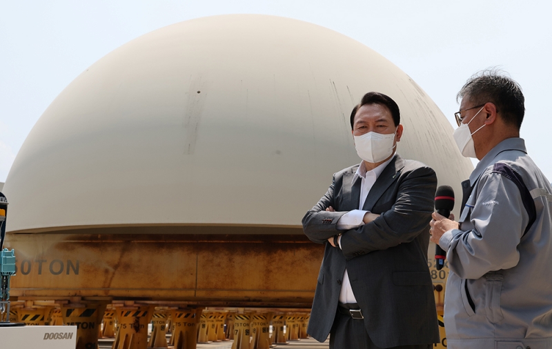 プラント大手「斗山Enerbility」を訪問し、韓国型原発ＡＰＲ１４００について説明を受ける尹大統領。原発生態系の復元は尹政権の主な国政課題の一つで、昨年１２月には慶北・蔚珍にある新ハヌル原発１号機が稼働を始めた＝２０２２年６月２２日、慶南・昌原市、聯合ニュース