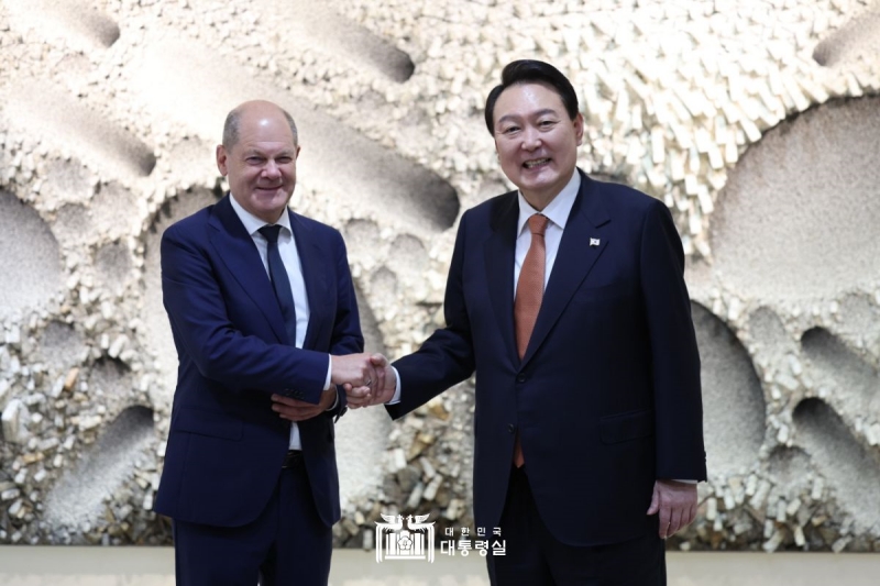 ショルツ首相と握手する尹大統領＝２０２２年９月２１日（現地時間）、米ニューヨーク