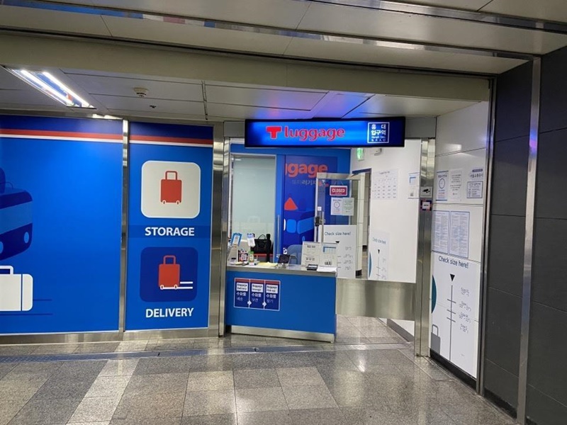 弘大入口駅に設置されているT-Luggage＝ソウル交通公社
