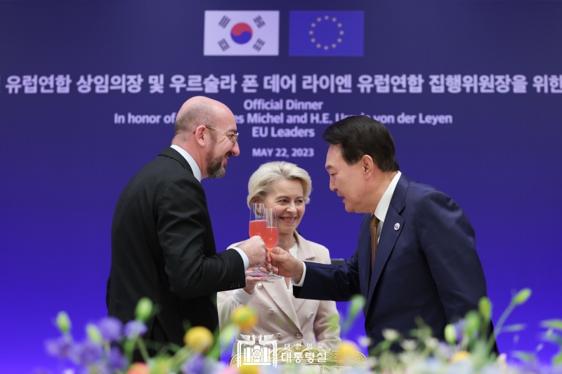 夕食会で乾杯する尹大統領（右）、ＥＵのミシェル大統領（左）、フォンデアライエン欧州委員長＝２２日、ソウル
