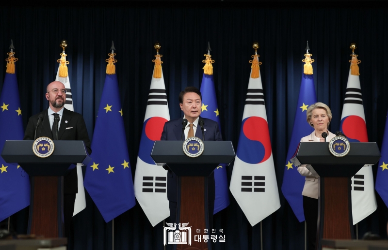 共同記者会見に臨む尹大統領（中）、 ＥＵのミシェル大統領（左）、フォンデアライエン欧州委員長＝２２日、ソウル