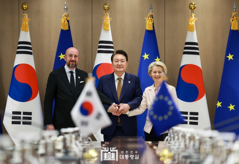 記念撮影を行う尹大統領（中）、 ＥＵのミシェル大統領（左）、フォンデアライエン欧州委員長＝２２日、ソウル