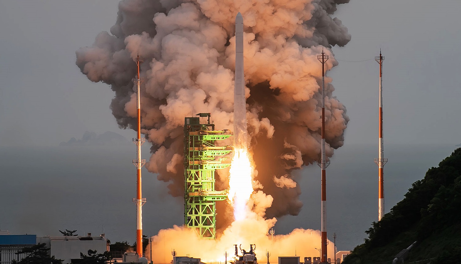 韓国初の国産ロケット「ヌリ号」が打ち上げられる様子＝２５日、全羅南道・高興、韓国航空宇宙研究院
