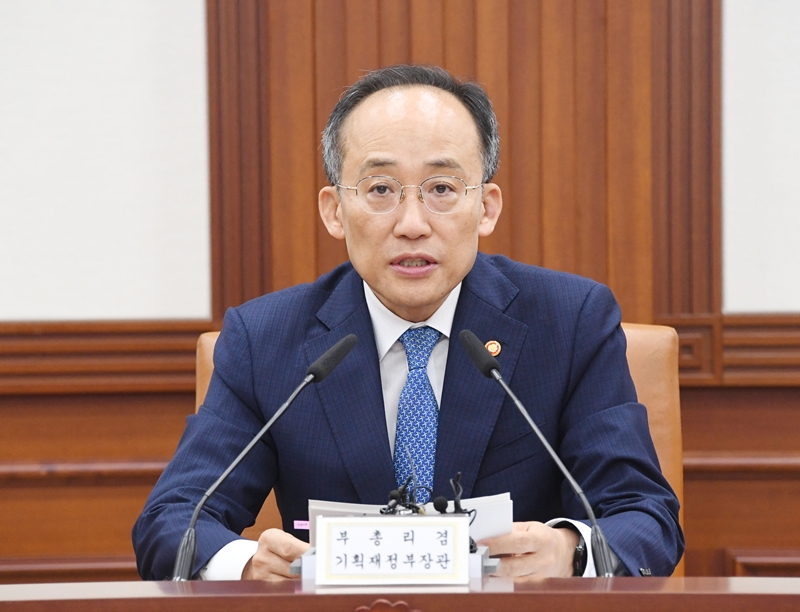 発言する秋慶鎬経済副総理兼企画財政部長官 ＝２日、ソウル、企画財政部