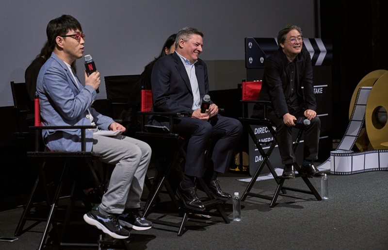 （左から）司会者のイ・ドンジン映画評論家、テッド・サランドス氏、パク・チャヌク監督＝２２日、ソウル、ネットフリックス