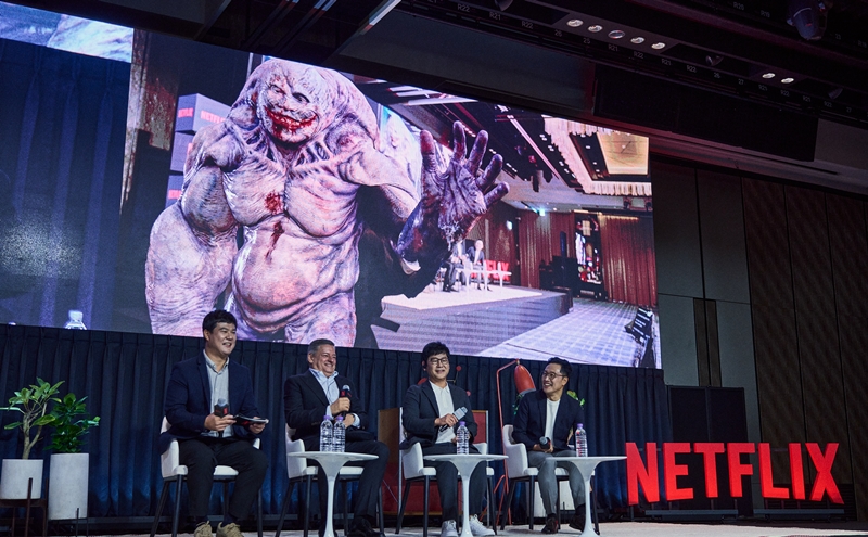 視覚効果（ＶＦＸ）を通じて会場に登場した「Sweet Home -俺と世界の絶望-」のクリーチャー＝２２日、ソウル、ネットフリックス
