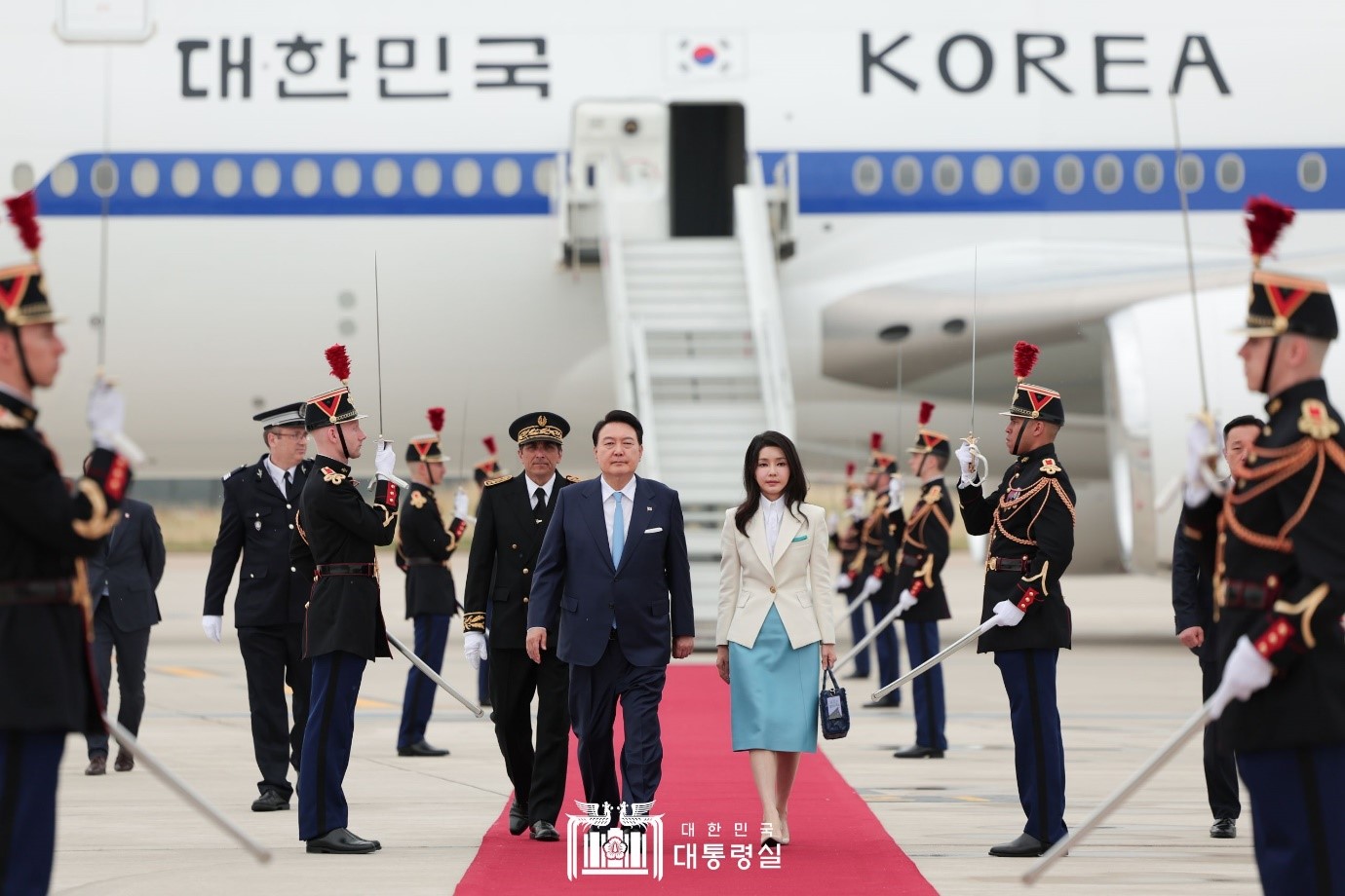 尹大統領と妻の金建希（キム・ゴンヒ）夫人が１９日（現地時間）、パリ・オルリー空港に到着し、儀仗隊を査閲している。 