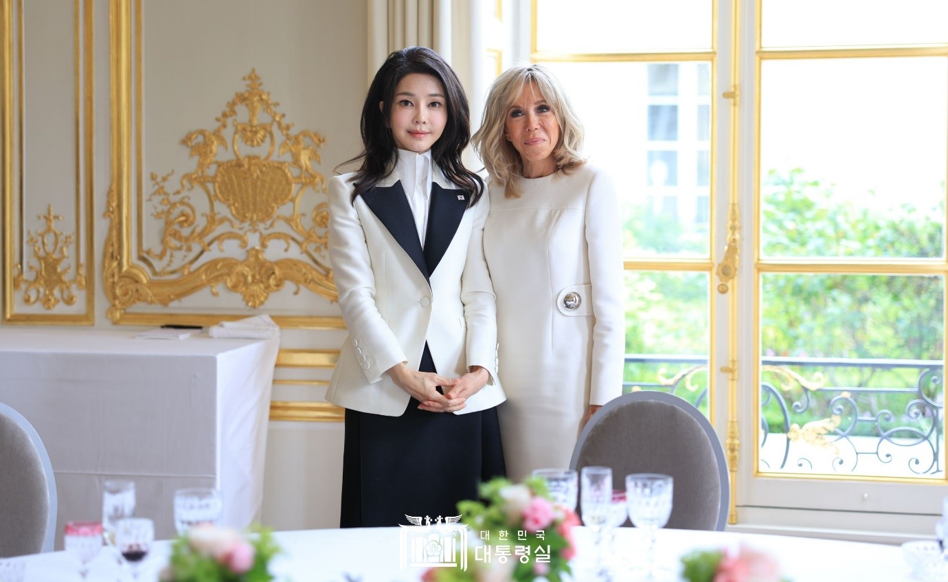 金夫人が２０日（現地時間）、エリゼ宮でマクロン大統領の妻ブリジット氏と食事した。金夫人は「両国がお互い文化・芸術に関心が高いだけに、交流を拡大しよう」と提案した。ブリジット氏は「ソウルに進出するポンピドゥーセンターで良い作品が展示されるよう協力しよう」と応えた。