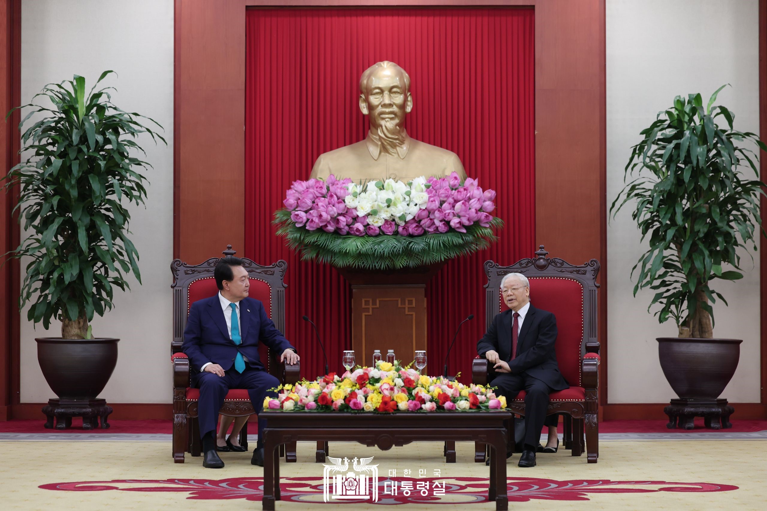 尹大統領（左）が２３日（現地時間）、グエン・フー・チョン共産党書記長と会談した。尹大統領は「飛躍的な成長を続ける韓国は、ベトナムが真似ようとする最適のモデルであり、ベトナムの若者たちが韓国から多くを学んでほしい」と述べた。
