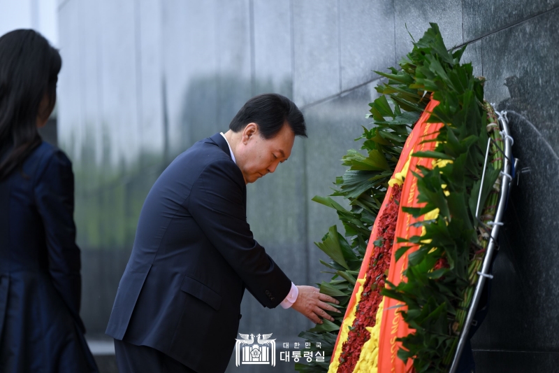 尹大統領と金夫人が２３日（現地時間）、ハノイ市内のホーチミン廟に献花している。壁には韓国語とベトナム語で「大韓民国大統領 尹錫悦」と書かれた赤色のリボンが結ばれた。