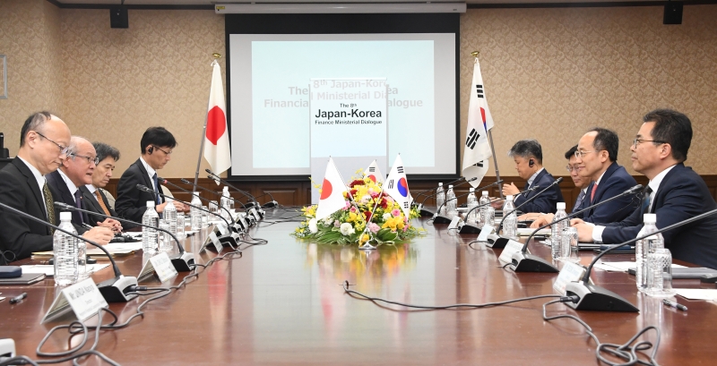 韓日財務対話の様子＝２９日、日本・東京