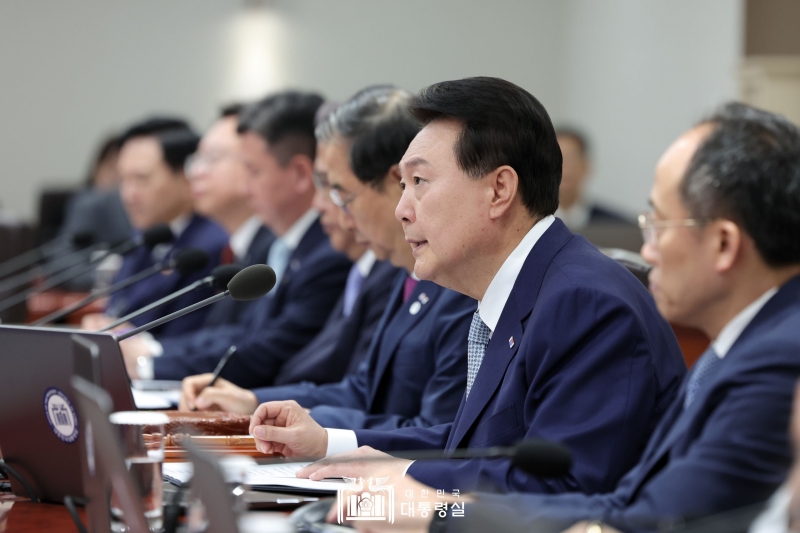 ソウルの大統領室で第26回国務会議を主宰している尹大統領=大韓民国大統領室