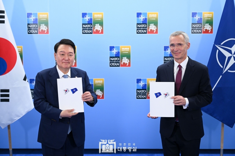 ＩＴＰＰを締結した尹大統領（左）とストルテンベルグ氏＝１１日（現地時間）、リトアニア