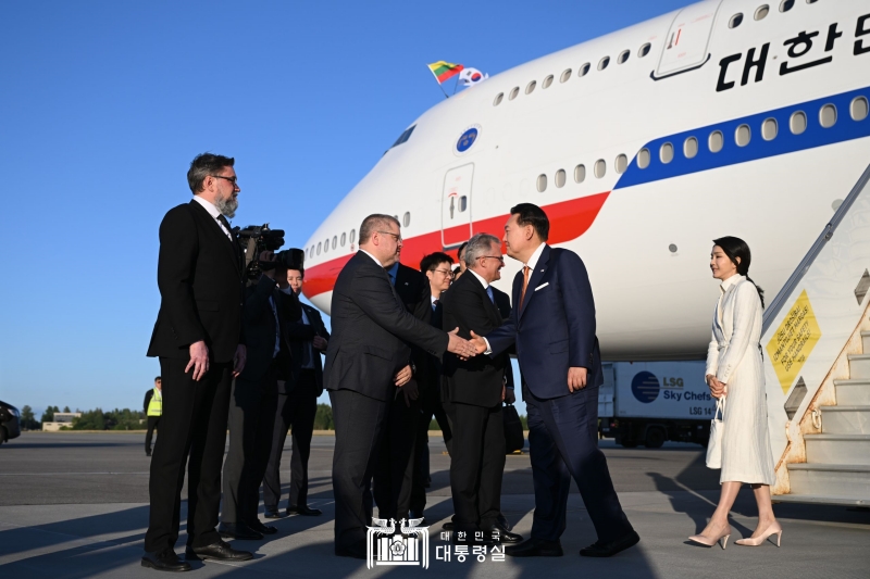 １０日午後（現地時間）、北大西洋条約機構（ＮＡＴＯ）の首脳会議に出席するため、リトアニアのビリニュス国際空港に到着した尹大統領夫妻