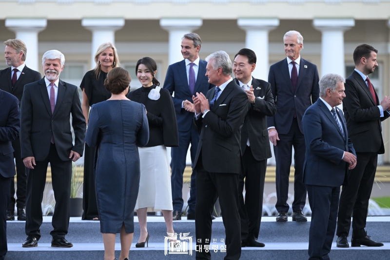 １１日（現地時間）、リトアニアのビリニュス大統領宮で開かれた、ＮＡＴＯの首脳会議の晩さん会に出席した、尹大統領夫妻。大統領室の報道官によると、この日、尹大統領は「２０３０釜山（プサン）国際博覧会」の開催に向けて、支持を呼びかけた。