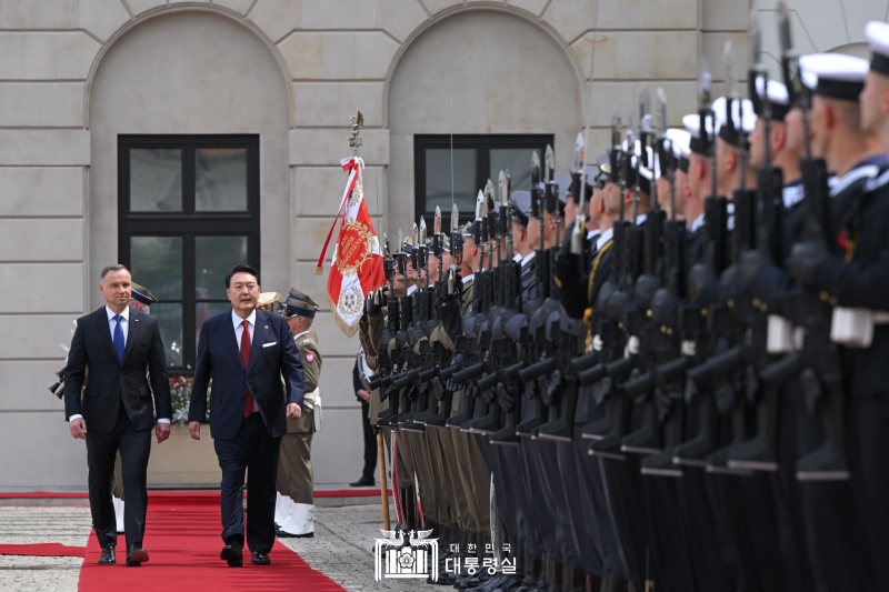 １３日（現地時間）、ポーランドを公式訪問し、ワルシャワの大統領宮で、公式歓迎会を迎える尹大統領。