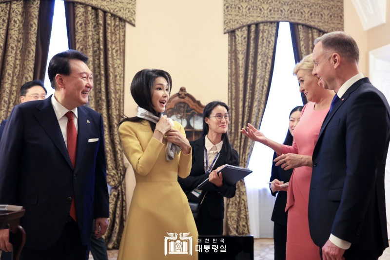 １３日（現地時間）、ポーランドのワルシャワ大統領宮で、アンジェイ・ドゥダ大統領夫妻とプレゼントを交換する尹大統領夫妻。この日、尹大統領は、両国の「連帯」を強調し、「自由と民主主義の価値を守ろう」と話した。