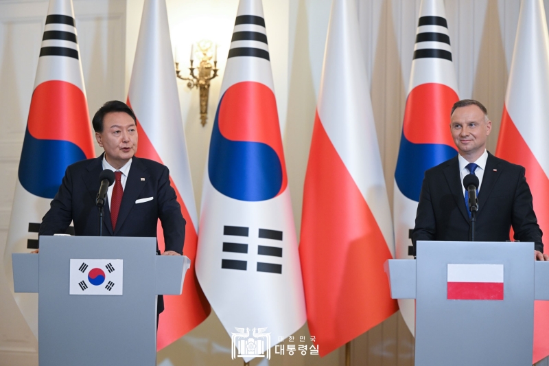 １３日（現地時間）、ポーランドのワルシャワ大統領宮で、「韓国・ポーランド合同記者会見」を開く尹大統領。尹大統領は、「両国は経済、安保、文化など様々な分野において、お互いにとって必要不可欠なパートナーだ。」とし、「両国のトップは、戦略的パートナーシップを基に、合同のビジョンと認識に基づく、緊密な疎通をしていく」と明らかにした。