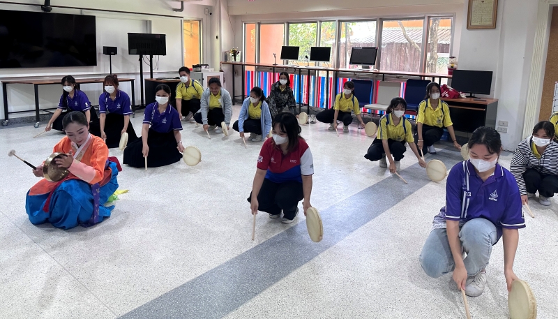 タイのマハーサーラカーム（Mahasarakham）大学で開かれた「訪ねる韓国文化褓負商」に参加した学生たち＝１４日、タイ