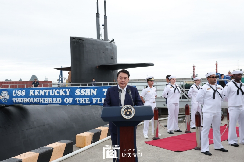 釜山に寄港中の米国の戦略原子力潜水艦「ケンタッキー（ＳＳＢＮー７３７）」に乗り込む前に、演説する尹大統領＝１９日、釜山