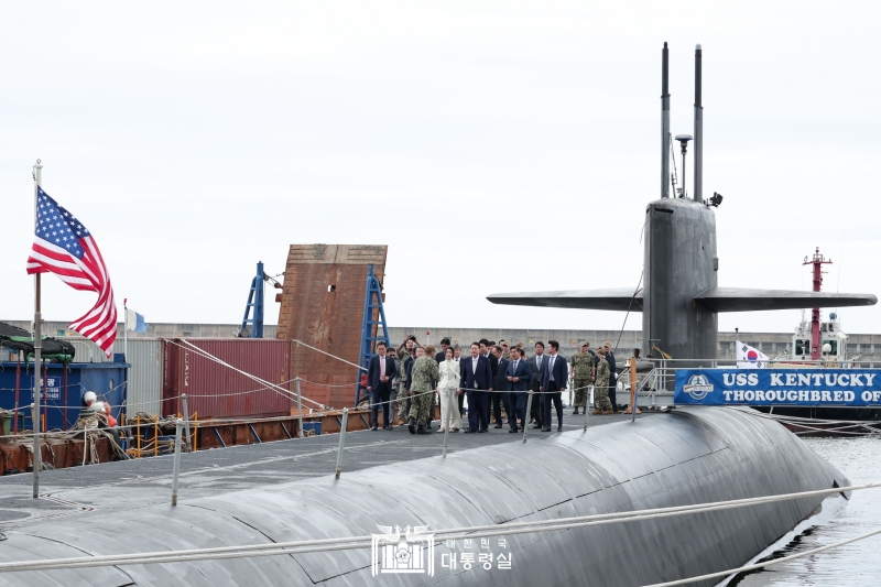 釜山にある海軍の作戦司令部を訪れ、寄港した米国の戦略原子力潜水艦「ケンタッキー（ＳＳＢＮー７３７）」に乗りこむ尹大統領夫妻＝１９日、釜山