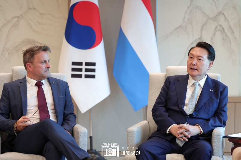 会談する尹大統領（右）とルクセンブルクのベッテル首相＝２５日、ソウル