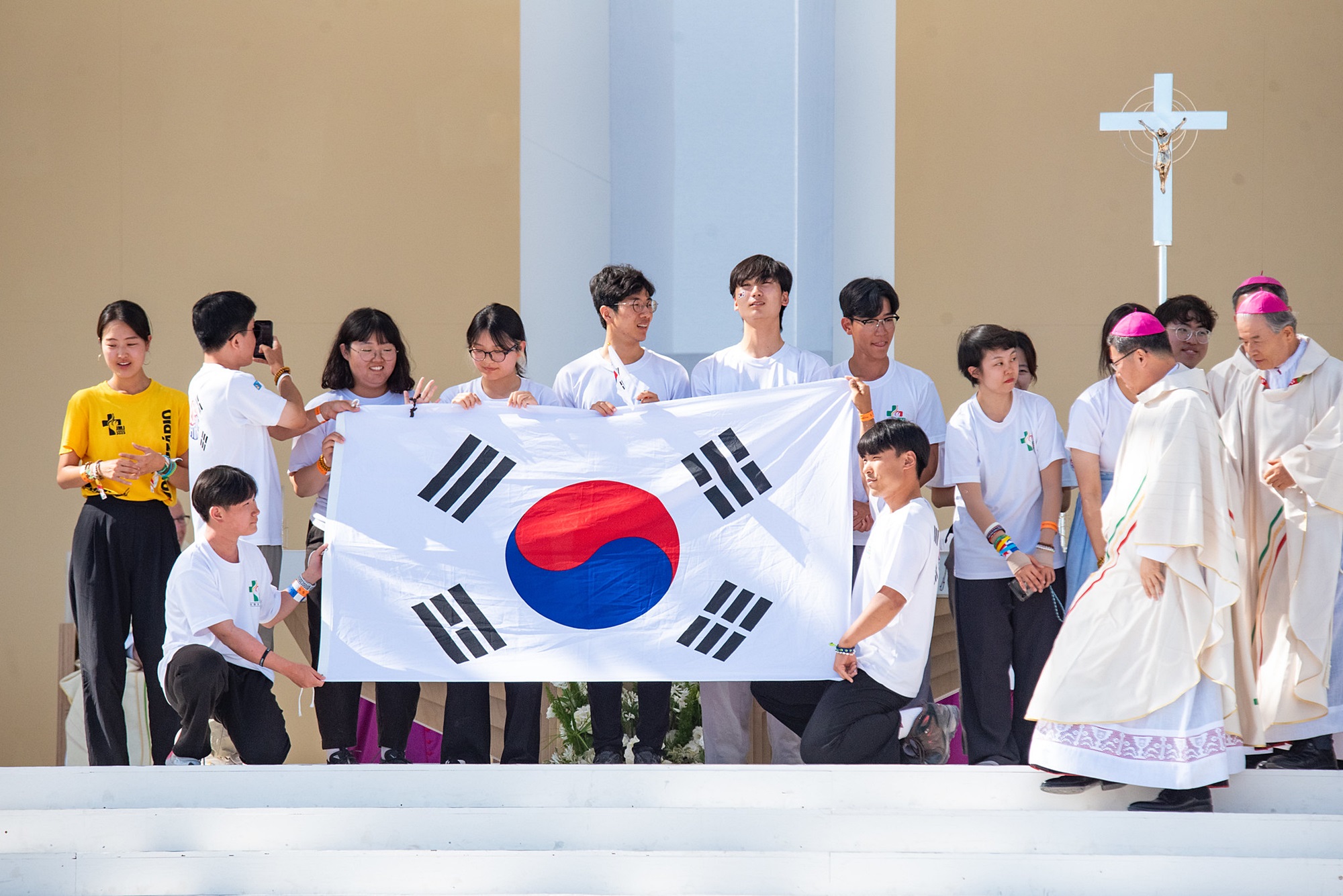 次回の開催地はソウルであると発表された後、挨拶する韓国の若者＝６日（現地時間）、ポルトガル・リスボン、2023世界青年の日フリッカー