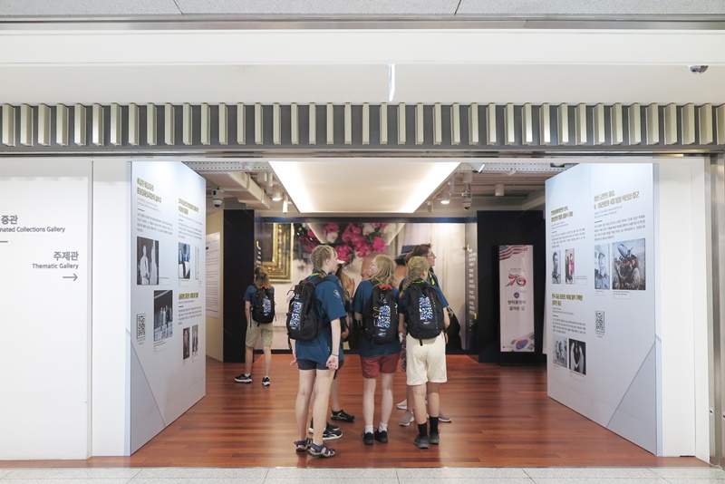 大韓民国歴史博物館で韓米同盟７０周年を記念して行われている特別展示を観覧するＷＳＪ参加者