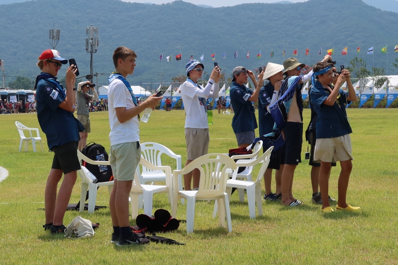 ６日、韓国空軍の特殊飛行チーム「ブラック・イーグルス（Balck Eagles）」のエアショーを見ているＷＳＪ参加者たち。様々な国籍の参加者らは「すごい！」を連発した。