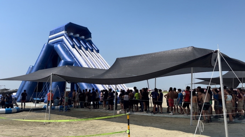 ７日、ウォータースライダーの前にできている長打の列。エジプトから来たアミール・アカイア氏は「台風の影響で今日が活動できる最後の日になるのは残念だ」とし、「残りの時間をできるだけ楽しみたい」と話した。