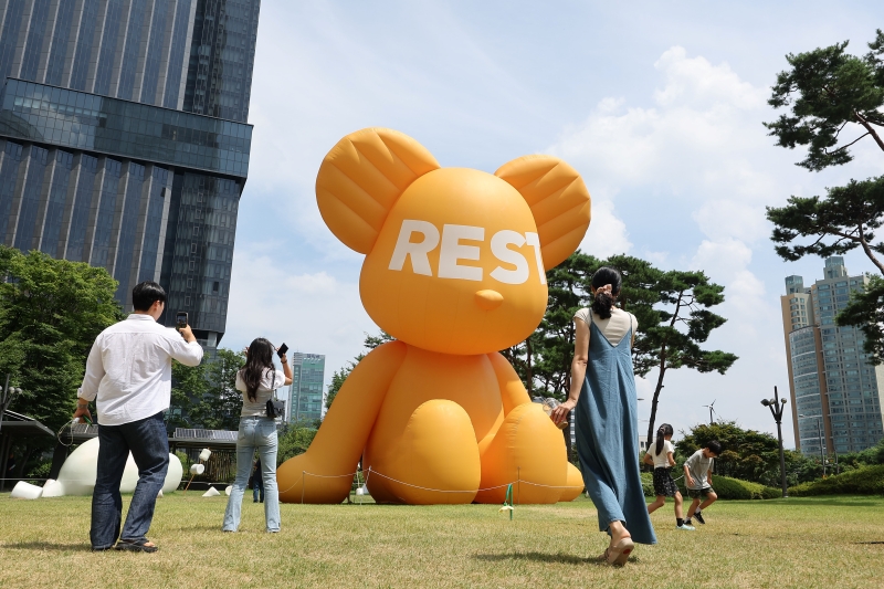 １７日、ソウル・松坡区に超大型のバルーンクマが展示された。
